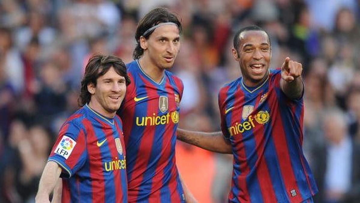 Lionel Messi (kiri) dan Zlatan Ibrahimovic (tengah) saat di Barcelona. (Foto: Getty Images)