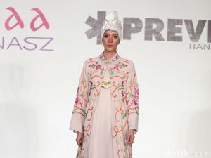 Rilis Busana Ramadan, Itang Yunasz Kawinkan Ragam Motif Kain Indonesia