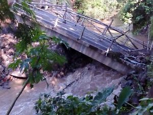 Jembatan Penghubung Desa dan Kota Kediri Putus Diterjang Hujan Deras