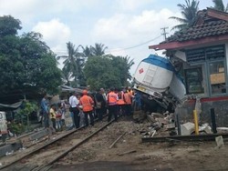 Truk Tangki Tertabrak Kereta, Tebing Tinggi Arah Medan Macet 2 Km