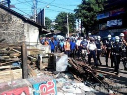 Petugas Tertibkan Bangunan di Kawasan Bungur Senen