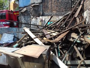 Permukiman Liar di Samping Rel Stasiun Senen Dibongkar, Warga Pasrah