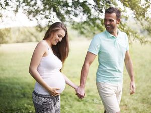 Begini yang Harus Dilakukan Suami untuk Mendukung Kesehatan Bumil