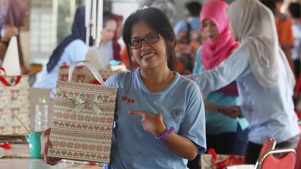 Terpidana mati kasus narkoba asal Filipina, Mary Jane menunjukkan hasil karyanya saat mengikuti pelatihan membuat kerajinan tangan berupa tas berbahan kertas, di Lapas Kelas IIA Wirogunan, Yogyakarta, Selasa (12/4). Kegiatan yang diselenggarakan oleh pihak lapas bekerjasama dengan Margaria Grup tersebut bertujuan untuk memberikan keterampilan kepada para warga binaan sebagai bekal untuk masa depan mereka. ANTARA FOTO/Rana Dyandra/pras/foc/16.