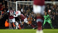Marcus Rashford melepaskan tendangan yang berbuah gol ke gawang West Ham United di menit ke-54. John Sibley/Reuters/detikFoto.