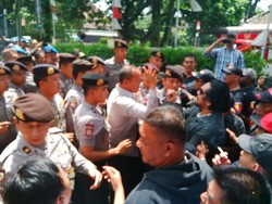 Dua Kelompok Massa Ormas Nyaris Bentrok Saat Penyitaan Aset Negara di Bandung