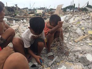 Kisah Sedih Heri: Bocah SD yang Kini Tak Sekolah dan Jadi Manusia Perahu Luar Batang Kisah Sedih Heri: Bocah SD yang Kini Tak Sekolah dan Jadi Manusia Perahu Luar Batang