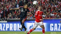 Arturo Vidal menyundul bola. Dalam pertandingan ini, Vidal menyumbangkan satu gol untuk Bayern Munich di menit ke-38. Paul Hanna/Reuters/detikFoto.