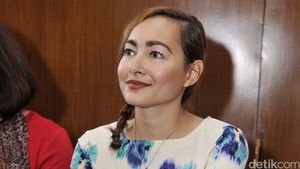 Dewi Rezer Tampil Cantik di Sidang Cerai
