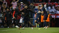 Antoine Griezmann merayakan gol. Dalam pertandingan ini, Griezmann dua kali membobol gawang Barcelona. Gol itu dibuatnya di menit ke-36 dan 88. Sergio Perez/Reuters/detikFoto.