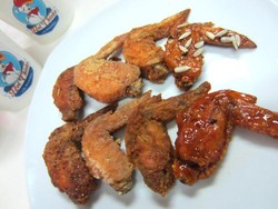 Lip Smackin Hot Chicks: Enaknya Ngemil Chicken Wings Garlic Parmesan!