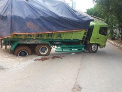 Truk Terperosok di Dekat Highscope, Jl Antasari Arah Simatupang Ditutup