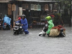 Surabaya Tergenang Usai Diguyur Hujan Sejak Dini Hari Tadi