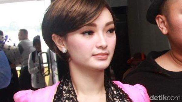 Zaskia Gotik Kini Tampil dengan Rambut Pendek