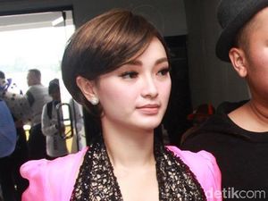 Zaskia Gotik Kini Tampil dengan Rambut Pendek