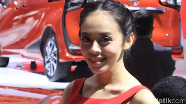 SPG Berpose di Mobil Toyota