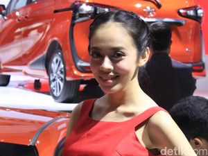 SPG Berpose di Mobil Toyota