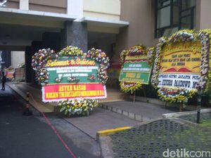 Sidang Doktor Aqua Dwipayana di Unpad Banjir Karangan Bunga
