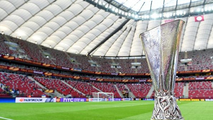 WARSAW, POLAND - MAY 27:  A view of the Europa League trophy taken prior to the UEFA Europa League Final match between FC Dnipro Dnipropetrovsk and FC Sevilla on May 27, 2015 in Warsaw, Poland.  (Photo by Michael Regan/Getty Images)