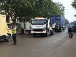 Truk Kontainer Tabrak Pembatas Jalan, Ring Road Cengkareng Arah Bandara Macet