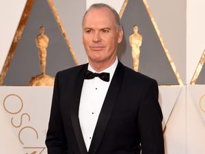 Michael Keaton Tolak Peran Batman Forever: Naskahnya Payah Michael Keaton Tolak Peran Batman Forever: Naskahnya Payah