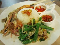 The Cubbyhole: Gurih Berempah, Nasi Ayam Betutu dengan Dua Jenis Sambal