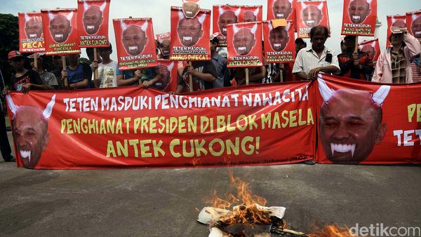 Aksi Demo Teten Masduki di Depan Istana