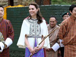 Foto: Kate Middleton Bergaya Etnik & Modern Saat Memanah di Bhutan