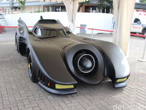 Ada yang Mau Nyogok Penjaga Mobil Batman demi Bisa Foto