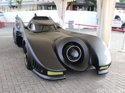 Ada yang Mau Nyogok Penjaga Mobil Batman demi Bisa Foto