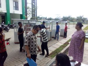 Penghuni Rusun Rawa Bebek Antusias Terima Etalase Untuk Dagang Penghuni Rusun Rawa Bebek Antusias Terima Etalase Untuk Dagang