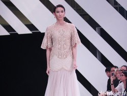 Hadirkan Busana Nuansa Romantis, Priyo Oktaviano Keluar dari Zona Aman