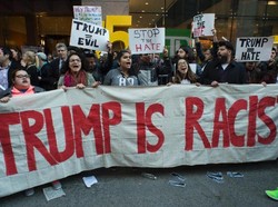 Ratusan Demonstran Protes Donald Trump di New York