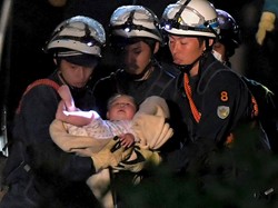 Momen Dramatis Saat Seorang Bayi Diselamatkan dari Puing Gempa Jepang