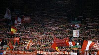 Fans Liverpool membentangkan syal sebagai tanda dukungan. Carl Recine/Reuters/detikFoto.