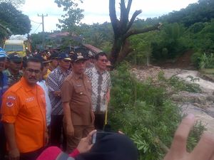 Tinjau Lokasi Banjir Bandang, Bupati Bandung Tetapkan Tanggap Darurat