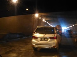 Km 30 Tol JORR dari Pondok Indah ke Pasar Rebo Berlubang, Lalin Macet Parah!