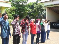 Belasan Pelajar Bolos Dihukum Hormat ke Bendera Merah Putih