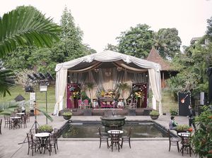 Nge-fans The Beatles, Pasangan Ini Buat Resepsi Pernikahan British Vintage Nge-fans The Beatles, Pasangan Ini Buat Resepsi Pernikahan British Vintage