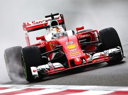 Di Atas Lintasan Basah, Vettel Torehkan Waktu Tercepat