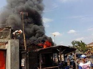 Rumah di Sukapura Cilincing Jakut Terbakar, 8 Unit Damkar Dikerahkan Rumah di Sukapura Cilincing Jakut Terbakar, 8 Unit Damkar Dikerahkan