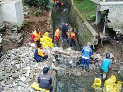 Tergerus Sungai Cilaki, Kolam Retensi di Taman Lansia Jebol