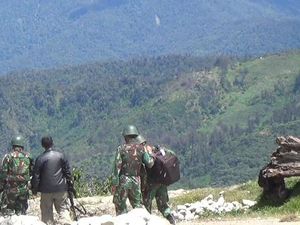 TNI Baku Tembak dengan Kelompok Bersenjata di Sinak Papua, 1 Anggota Terluka