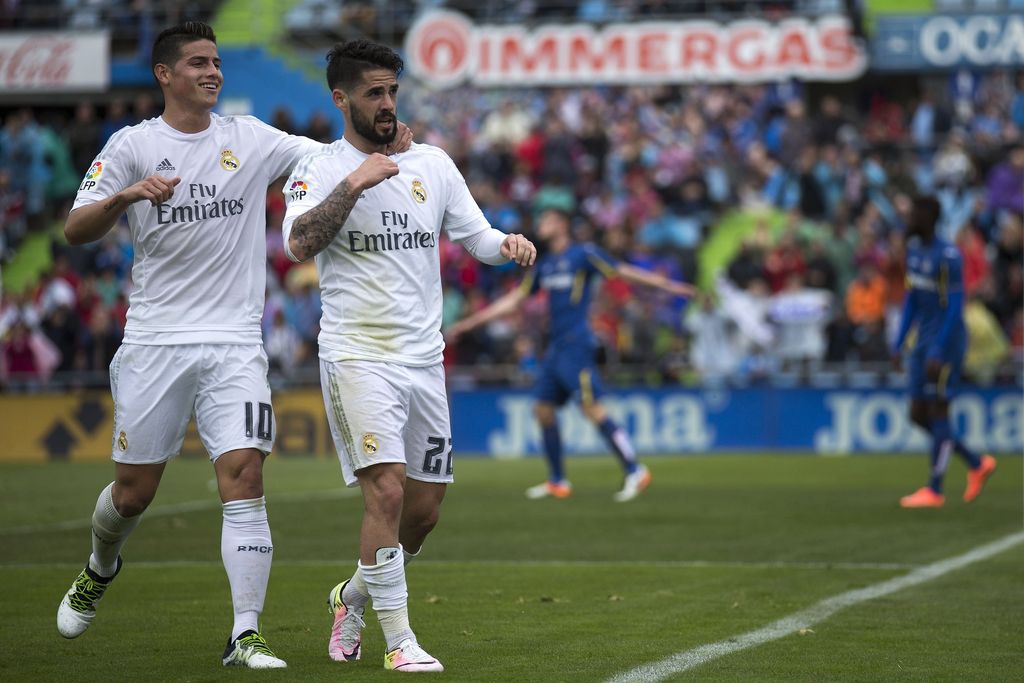 GETAFE, SPAIN - APRIL 16:  Francisco Roman Alarcon alias Isco (R) of Real Madrid CF celebrates scoring their second goal with teammate James Rodriguez (L)  during the La Liga match between Getafe CF and Real Madrid CF at Coliseum Alfonso Perez on April 16, 2016 in Getafe, Spain.  (Photo by Gonzalo Arroyo Moreno/Getty Images)