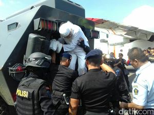 Ini Foto Eksklusif Pemindahan Baasyir, TPM Pertanyakan Dugaan Diborgol