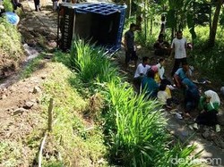 Mobil Rombongan Pengajian Terguling, Satu Orang Meninggal