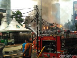 Api di Kawasan Kuningan Masih Besar, Lalin ke Tanah Abang Ditutup Sementara