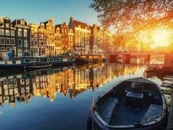 Antara Kanal, Sepeda, Tulip dan Kincir Angin