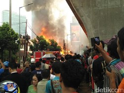 Begini Kobaran Api di Kuningan,  Asap Membubung di Atas JLNT Casablanca