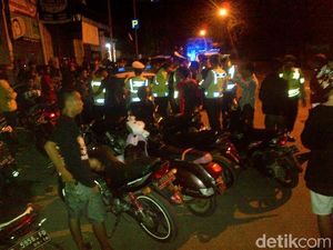 Balap Liar Dirazia, Sejumlah Remaja Nekat Kabur dan Nyaris Tabrak Polisi Balap Liar Dirazia, Sejumlah Remaja Nekat Kabur dan Nyaris Tabrak Polisi
